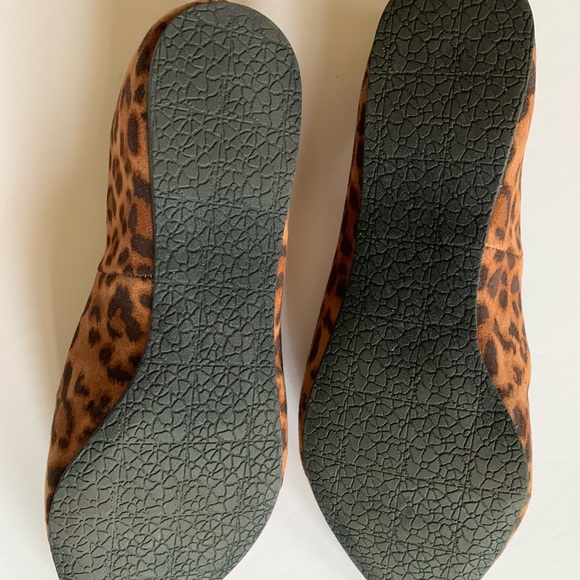Leopard pattered Steve Martin flats, size 7. - Picture 2 of 3